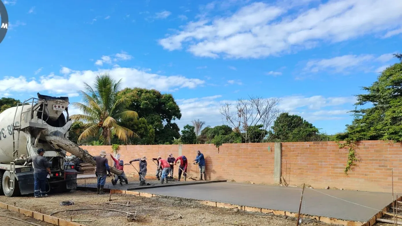 Cuadrilla de Construcciones ACQ SAS fundiendo una losa en concreto con mezcladora