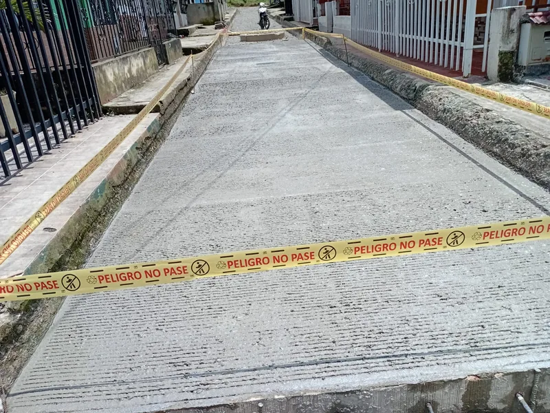 Vial y pavimento — Fundida de losa con cierre de vía