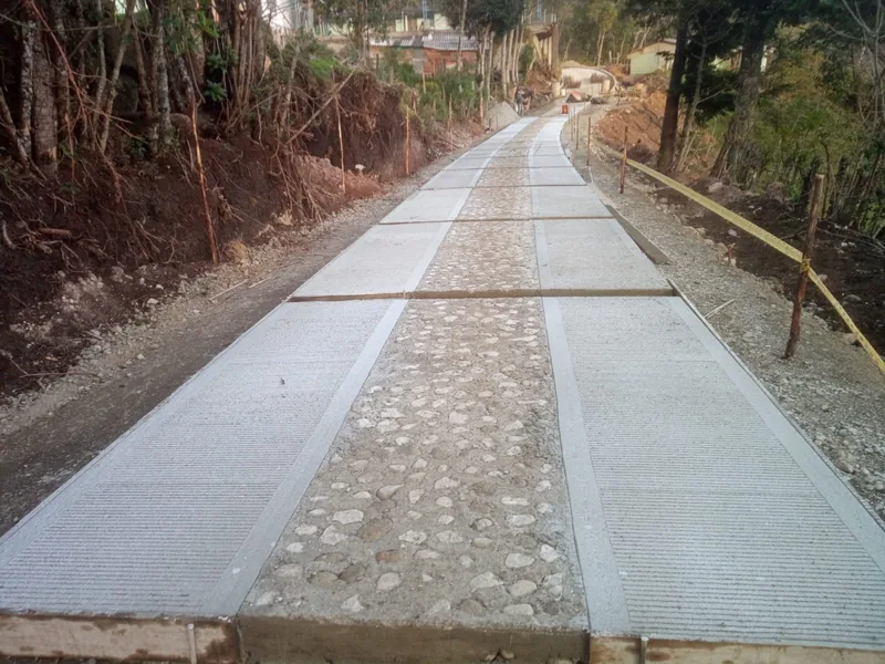 Vial y pavimento — Huella vial en concreto y piedra