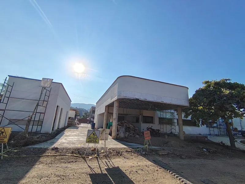 Obra institucional — Avance de obra y andamios