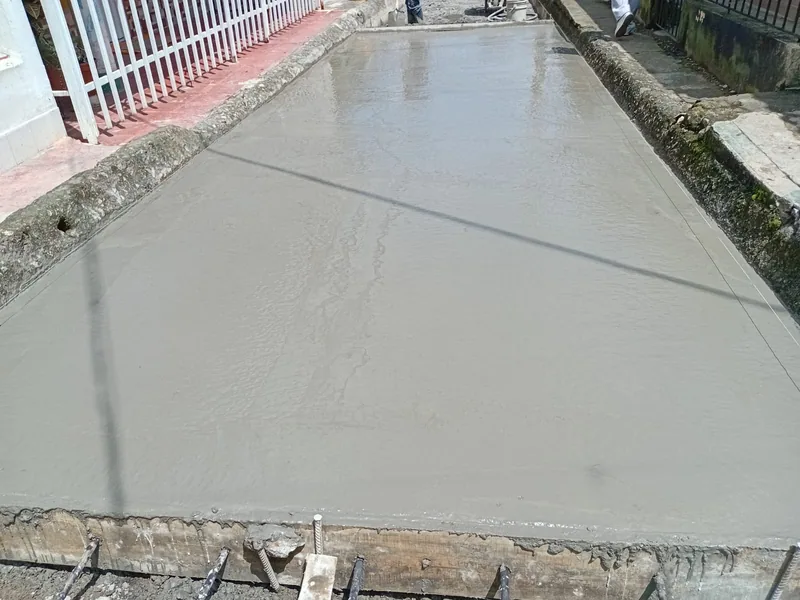 Vial y pavimento — Losa fundida en zona urbana