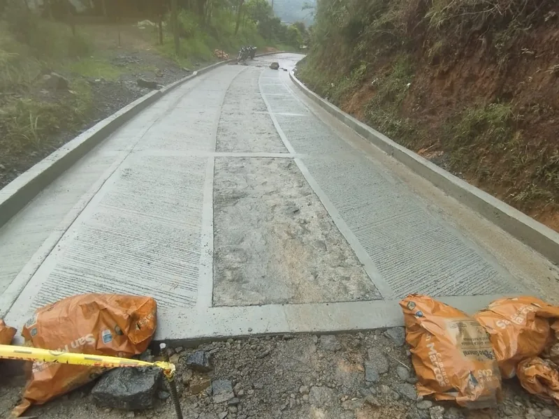 Vial y pavimento — Vía en ladera