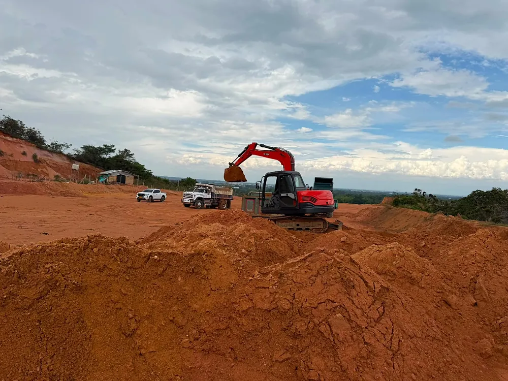 Excavadora de orugas de Construcciones ACQ SAS en obra