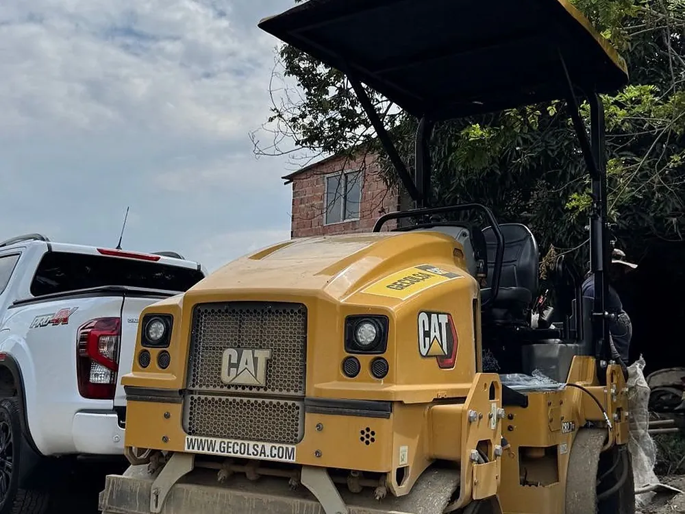 Vibrocompactador de Construcciones ACQ SAS en obra